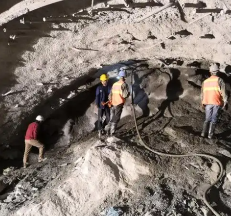通许隧道拱顶带模注浆料，微膨胀注浆料的特点及施工工艺
